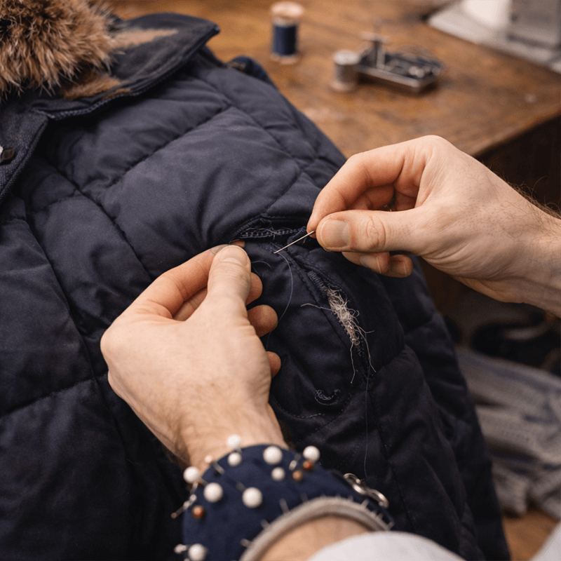 Dış giyim ürünlerini onarır ve yeniler.